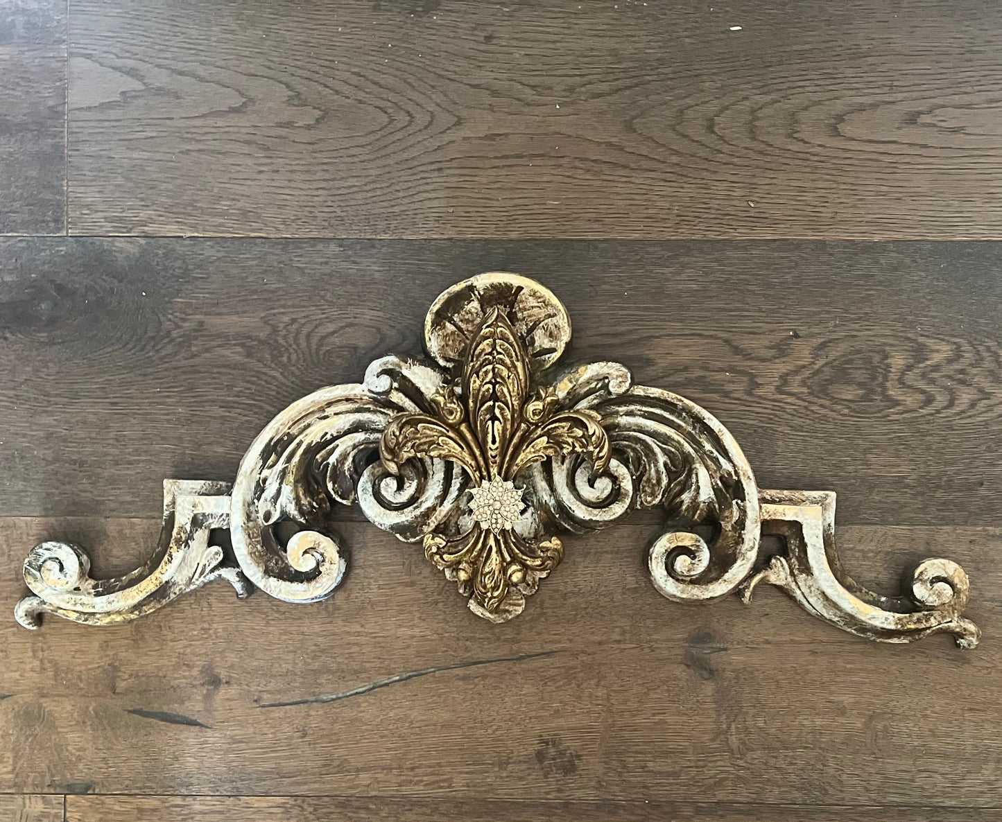 Royal Crest Scroll