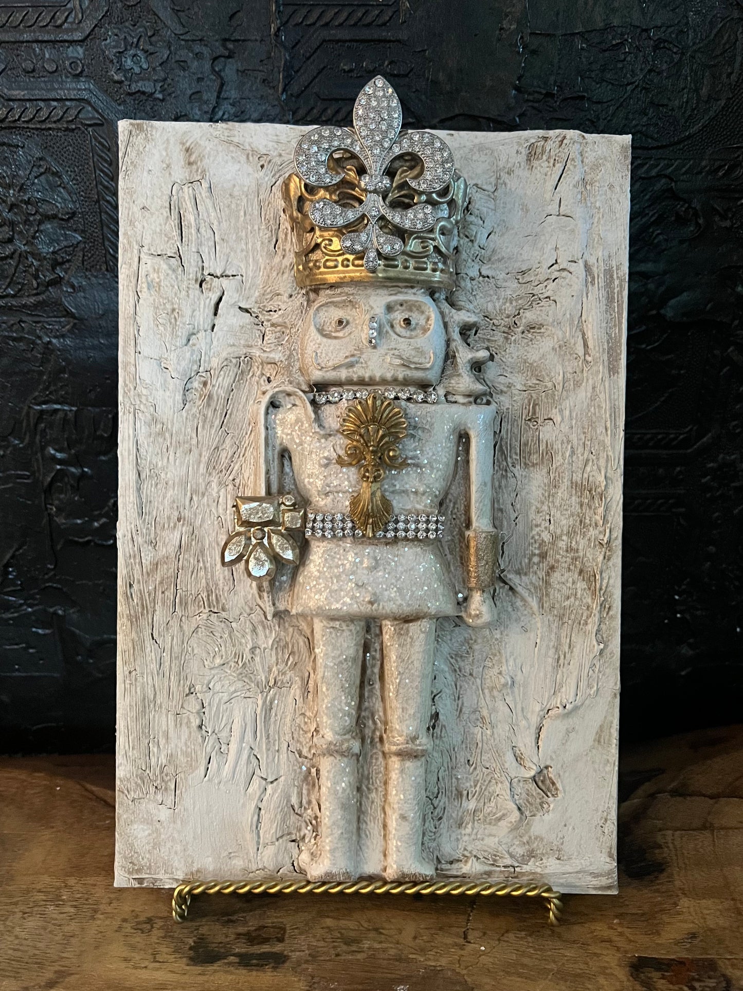 The Crowned Guardian of Noël