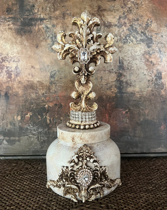 Vanilla Pumpkin Luxe Candle with Ornate Finial
