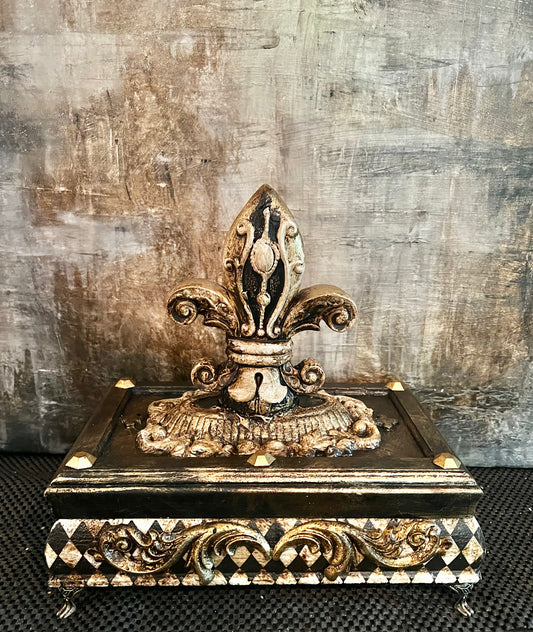 The Harlequin Heirloom Box